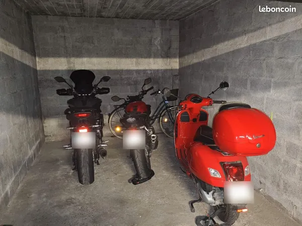 🏍️ Place 2 roues dans box fermé sécurisé - Vieux Port 13007