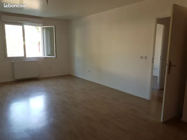 Grand F2 50 m² avec parking couvert- Moissy-Cramayel