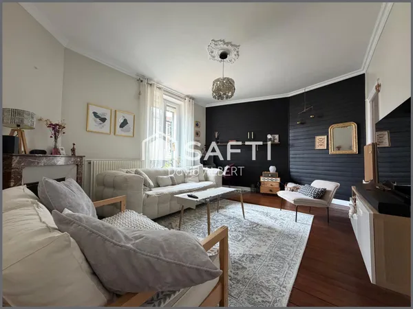 Duplex de caractère avec garage à deux pas du centre ville .