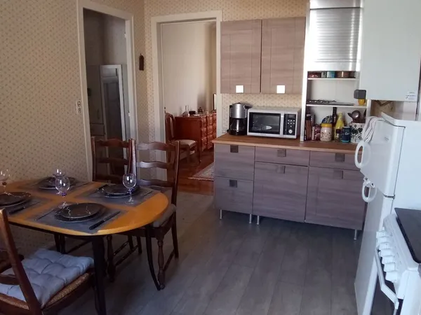 Disponible de suite / Appartement simple et pratique, 43m2, en face de la gare, 15 min des remparts