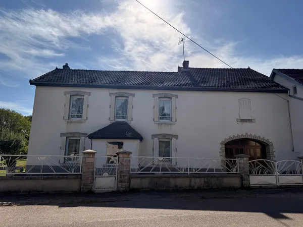 Maison ancienne de 1809 de 127 m2, dépendance, garage et terrain.