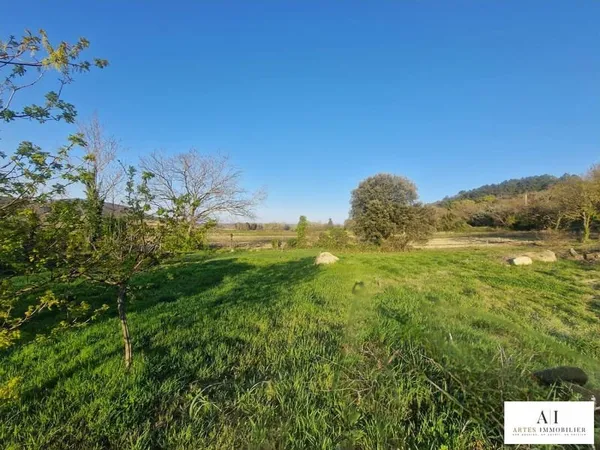 Terrain constructible de 1170 m² viabilisé borné libre constr
