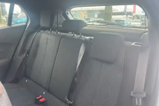 Peugeot 2008 hybrid 136 e-dcs6 — photo 35