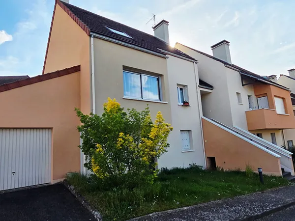 Appartement en duplex à Étampes et une cave.