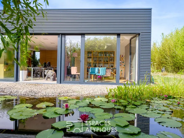 Propriété contemporaine écologique à usage mixte et son jardin paysager