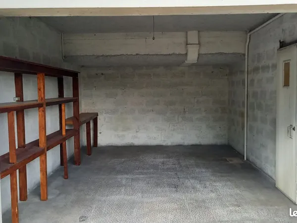 Stationnement Location Saintes   90€