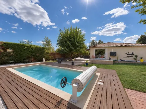 Maison de plain-pied 3 chambres, piscine et grand garage