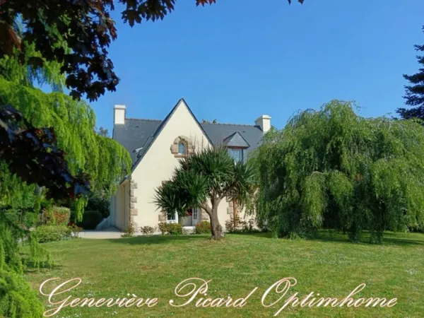 Propriété à vendre à Pontivy : Maison de 160 m2 sur 2000 m2 de jardin paysagé proche centre-ville et