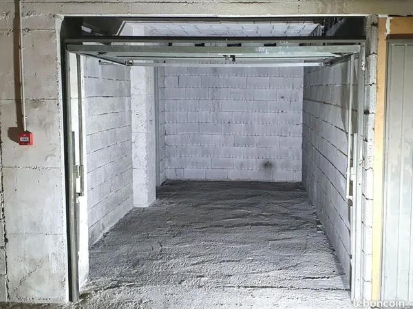 VENTE GARAGE BOX FERME + CAVE 18 m2 CENTRE VILLE VENCE