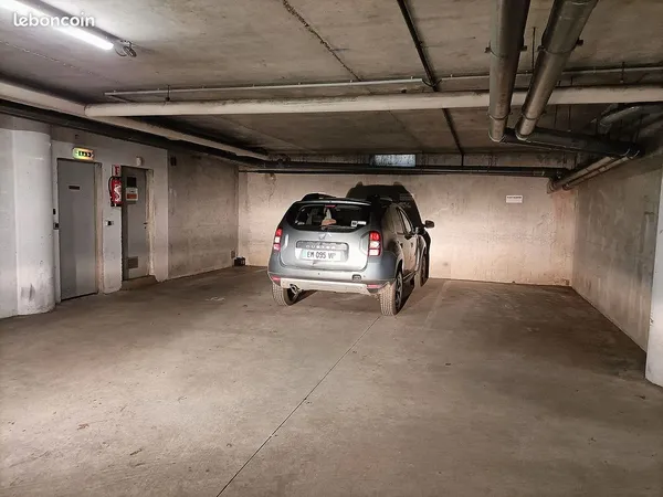 Parking couvert gardé - video surveillance - plein centre de tours