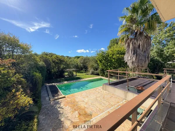Villa d'architecte de 185m2 sur une parcelle de 2 444m2