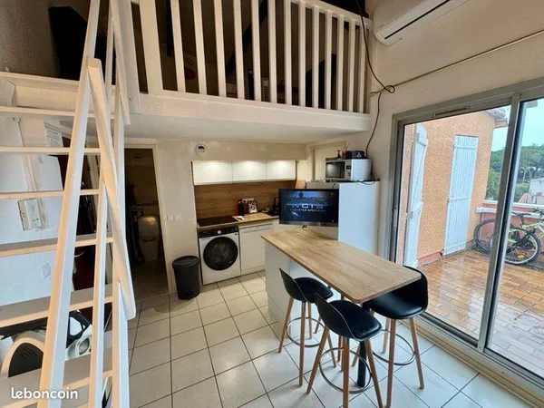 Appartement rénové - mezzanine, terrasse et parking - plage à 600 m