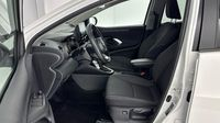 Toyota Yaris 116h Design 5p MY22 — photo 12