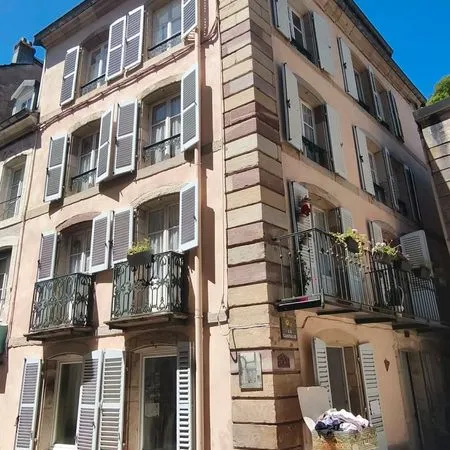Ensemble immobilier - env. 380 m² - centre-ville - maison + immeuble + 2 garages