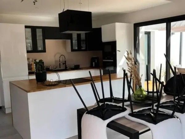 Maison toute équipée avec jardin