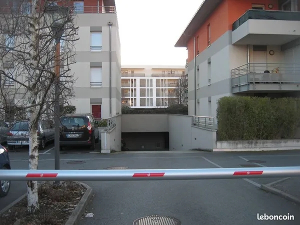 Bassens; limite chambéry. Garage ferme 16m2 sous sol