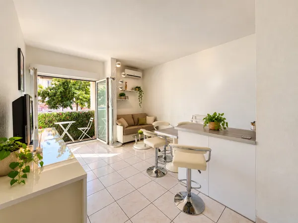 Joli studio avec balcon à Nice Carras, au pied du tramway et