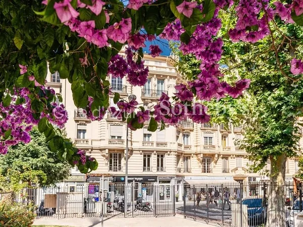 Nice Carré d'Or, appartement deux pièces face à un jardin histor