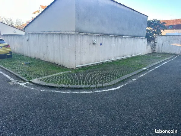 Parking extérieur 6min à pied de la gare