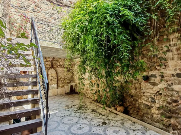 Charmante maison de village en pierre avec cour-jardin, terrasse et excellent DPE B