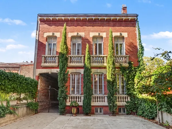 MAISON DE VILLE - 240 m2 - COEUR DE TOULOUSE - PARKINGS