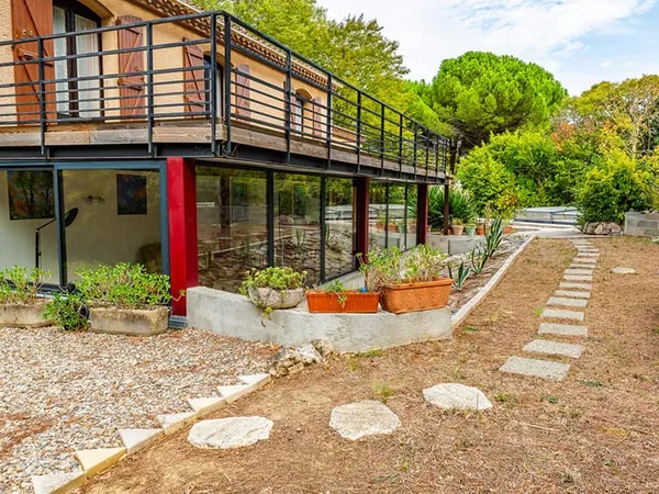 Maison années 80 avec véranda, double garage, jardin et piscine