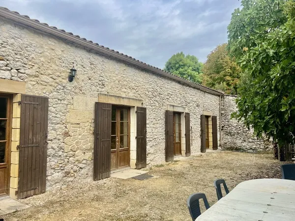 Proche Beaumont: Maison de village avec Jardin