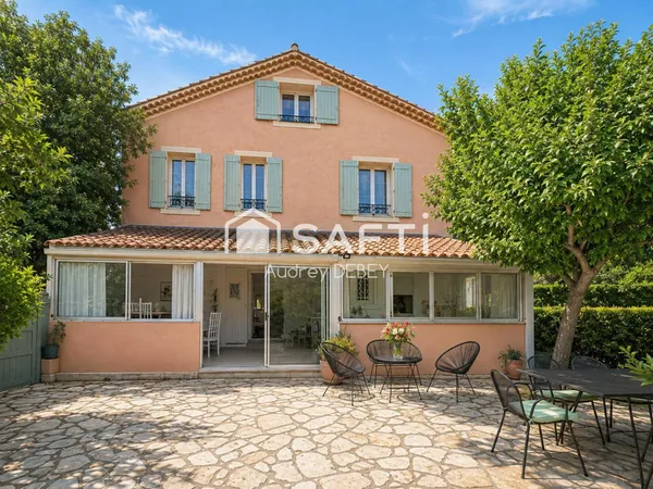 À QUELQUES MINUTES DU CÉLÈBRE VILLAGE MÉDIÉVAL DU CASTELLET, PROFITEZ D'UNE VÉRITABLE VIE DE VILLAGE