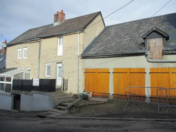 MAISON DE VILLAGE AVEC PETITE TERRASSE ET GRAND GARAGE