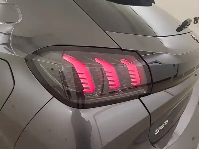 Peugeot 208 puretech 100 s&amp;s bvm6 — photo 17