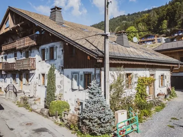 Ferme mitoyenne rénovée de prestige - Proximité centre