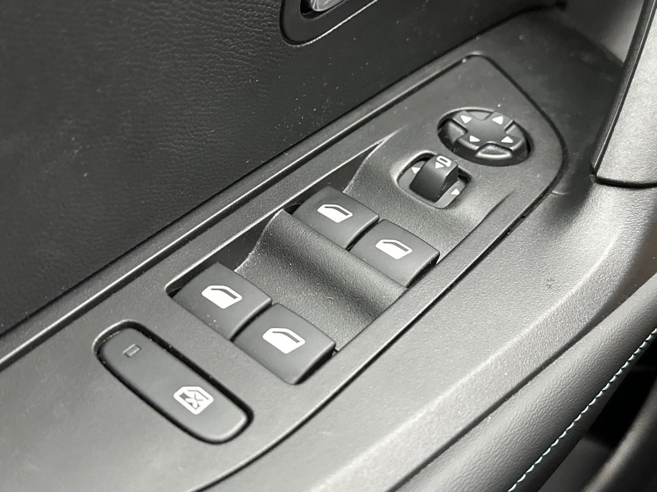 Peugeot 2008 puretech 130 s&s eat8 allure pack — photo 15