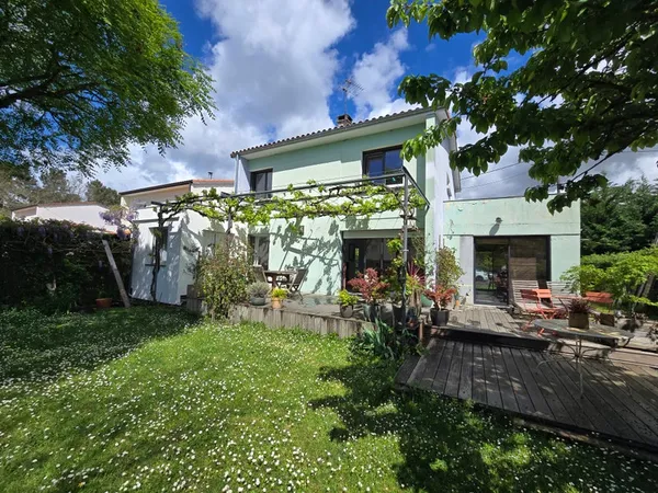 Ch dans maison avec jardin