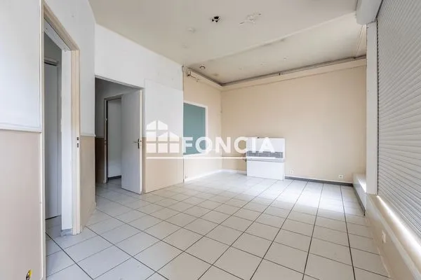 Local commercial 1 pièce 70 m²