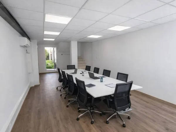 Local professionnel de 67 m2, entièrement rénové Idéal professions libérales, tertiaires ou activité