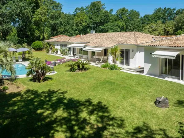 “Atherton Modern Oasis” A Vendre 4km Plages Hossegor & Seignosse, situation calme et intimiste, somp