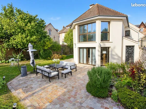 COMPIÈGNE - Quartier des Veneurs, maison rénovée de 244 m², jardin au calme expo sud, 5 stationnemen