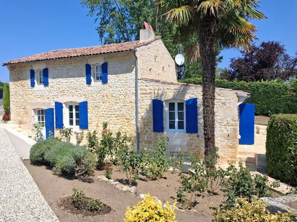 Charmante maison en pierre avec jardin et beau hangar