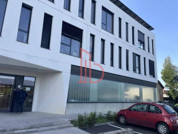 Bureau 666 m²