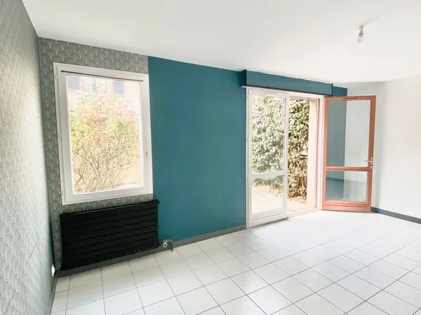 À LOUER - Appartement T3 de 59,72 m² avec cour intérieure et garage