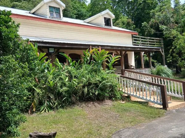 Appartement f3 bas de villa creole
