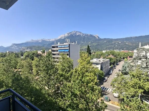 Appartement T4 / 3 CH- Avec balcon et vue dégagée.