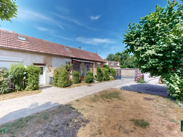 ENSEMBLE IMMOBILIER À RÉNOVER  COEUR DE LÈVES