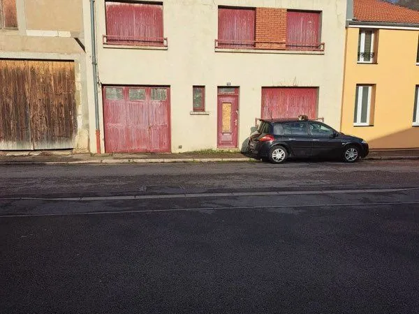 Bâti à reconstruire avec garage, cour et cave