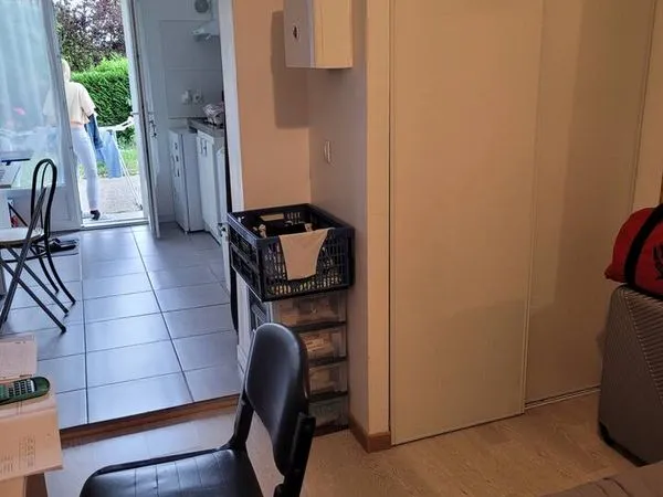 Studette au calme étudiant ou stagiaire