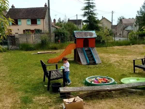 Terrain plat et clôturé de 1200 m², idéal potager ou loisirs. Possibilité piscine ou mobil-home
