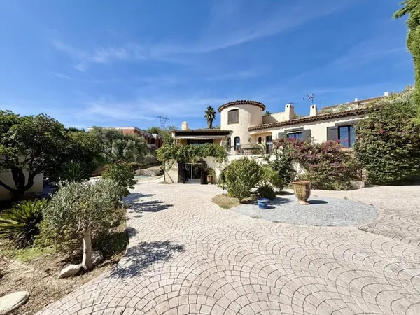 Villa de 180m2 en R+1 sur une parcelle 1236m2 + piscine Allauch 13190 secteur Logis-Neuf