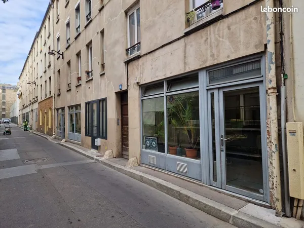 Local 90 m² Paris