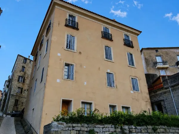 Maison de Maître à Sartene. A Rénover entièrement- 13 pièce(s) - 405 m2