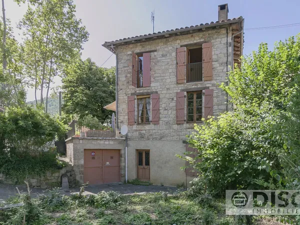 Maison de village donnant sur une belle place.